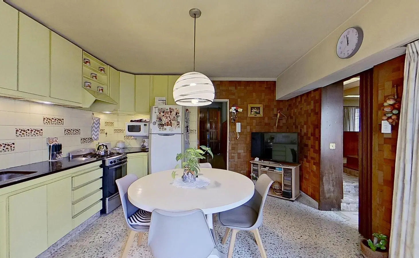Casa en Venta con Jardín, Pileta y Quincho Lanús 4