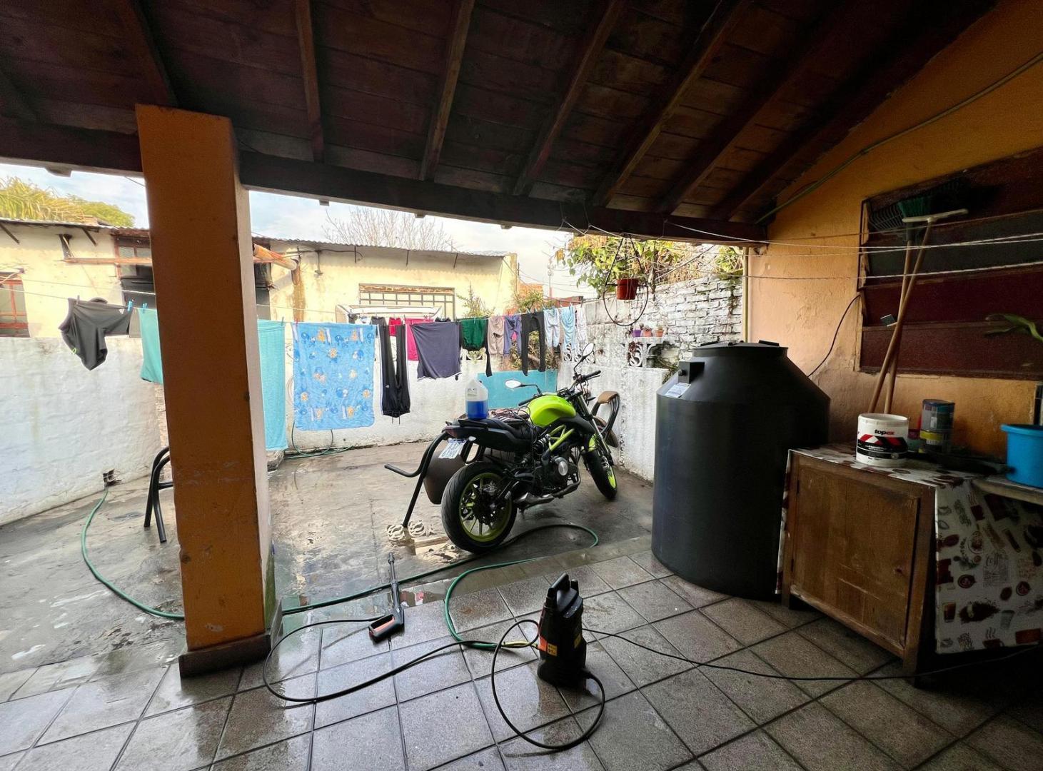 Foto de Venta Casa con Galpon y Parque en Adrogue, imagen 2