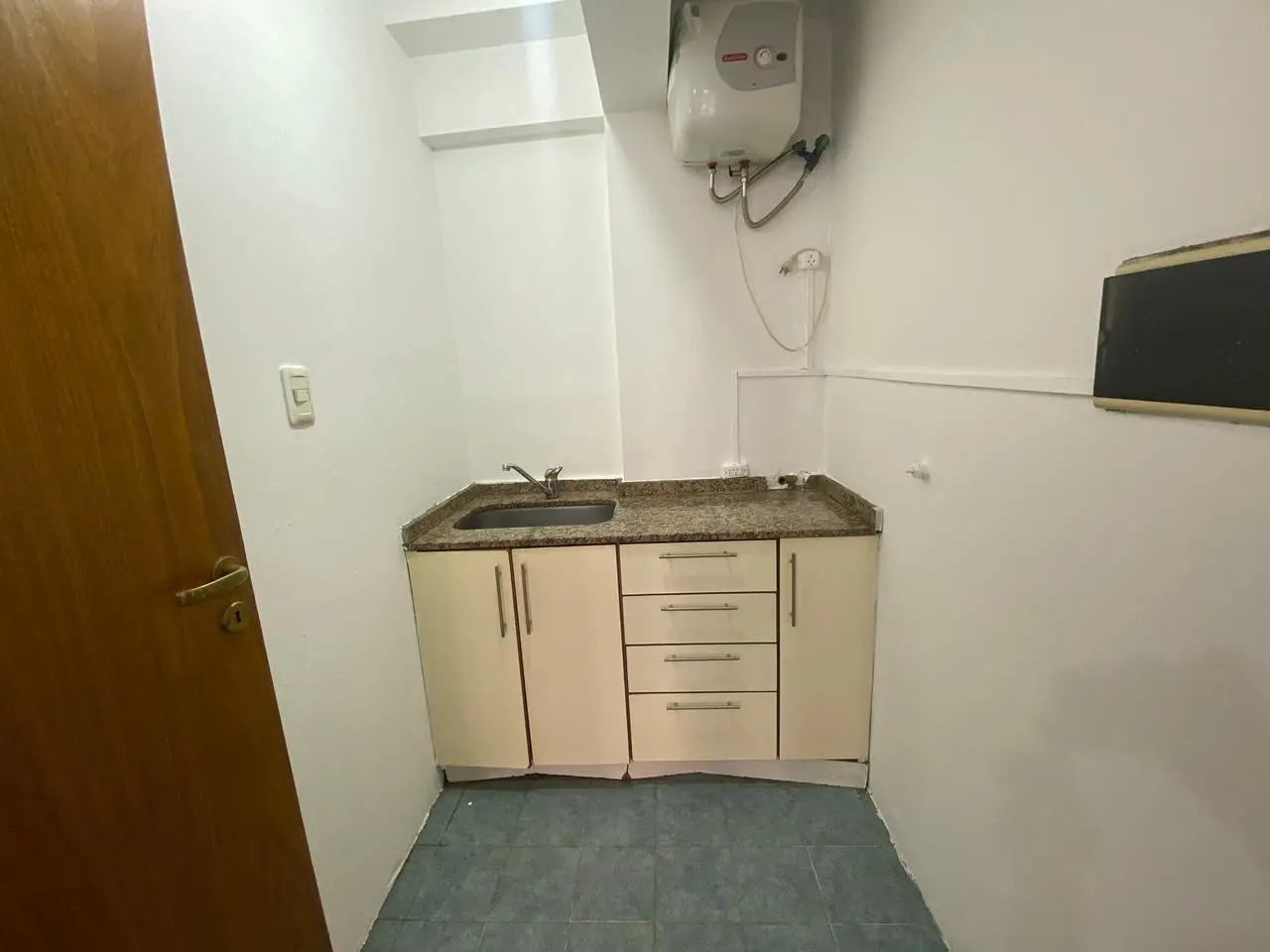 LOCAL FRENTE A PIO X A METROS DE AV COLON CON GRAN BAÑO 4
