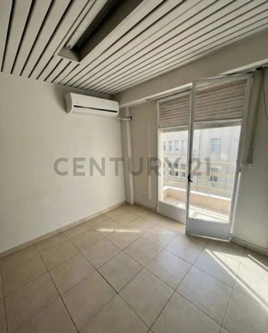 Amplio departamento de ambiente y medio en lo mejor del Centro de Buenos Aires 4