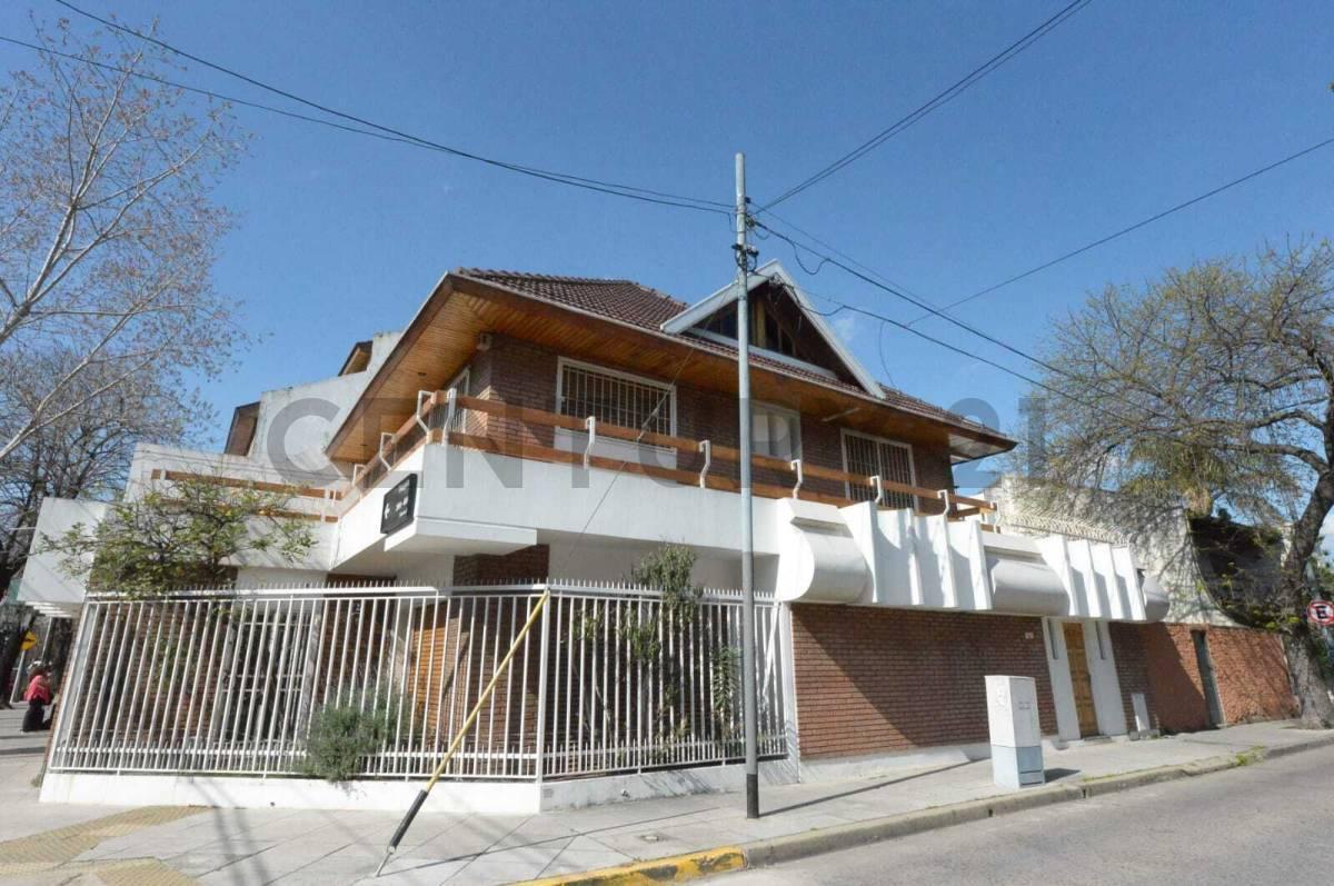 Foto de Venta hermosa Casa 5 ambientes en Villa Devoto, imagen 2