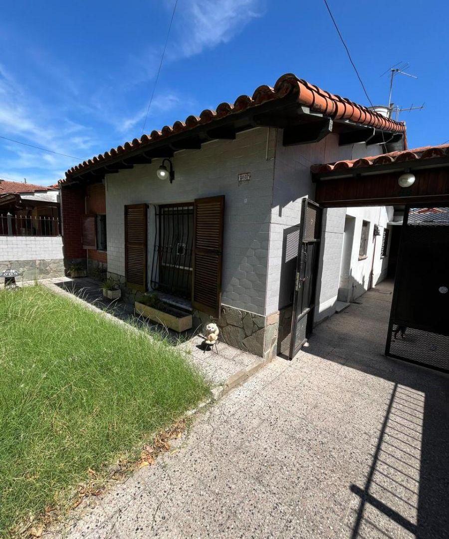 Foto de Chalet con depto Ubicado sobre calle 848 a mts de Av. Cno. Gral, imagen 2