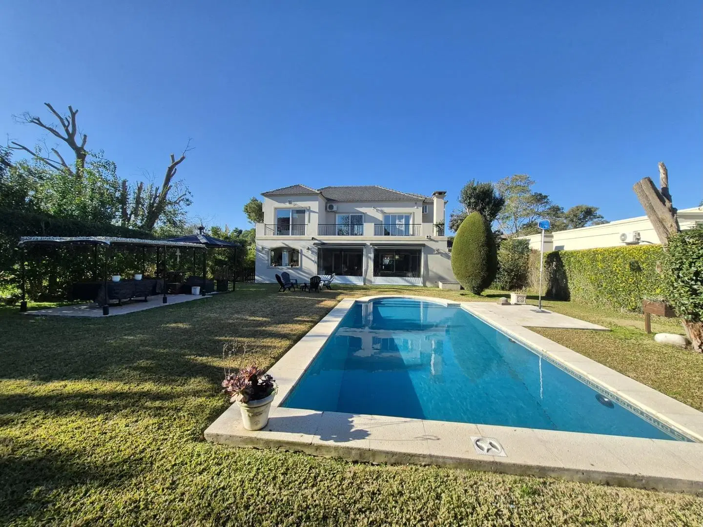 Casa 6 ambientes c/dependencia y piscina Barrio El Aromo 5