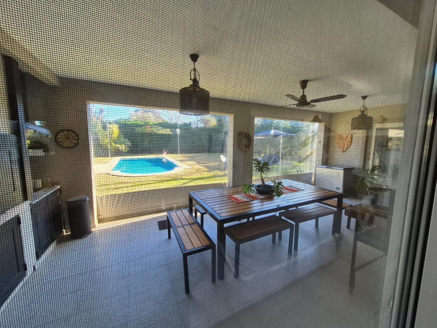 Casa 6 ambientes c/dependencia y piscina Barrio El Aromo