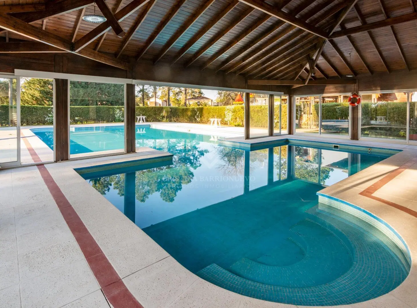 Casa 6 ambientes c/dependencia y piscina Barrio El Aromo 3