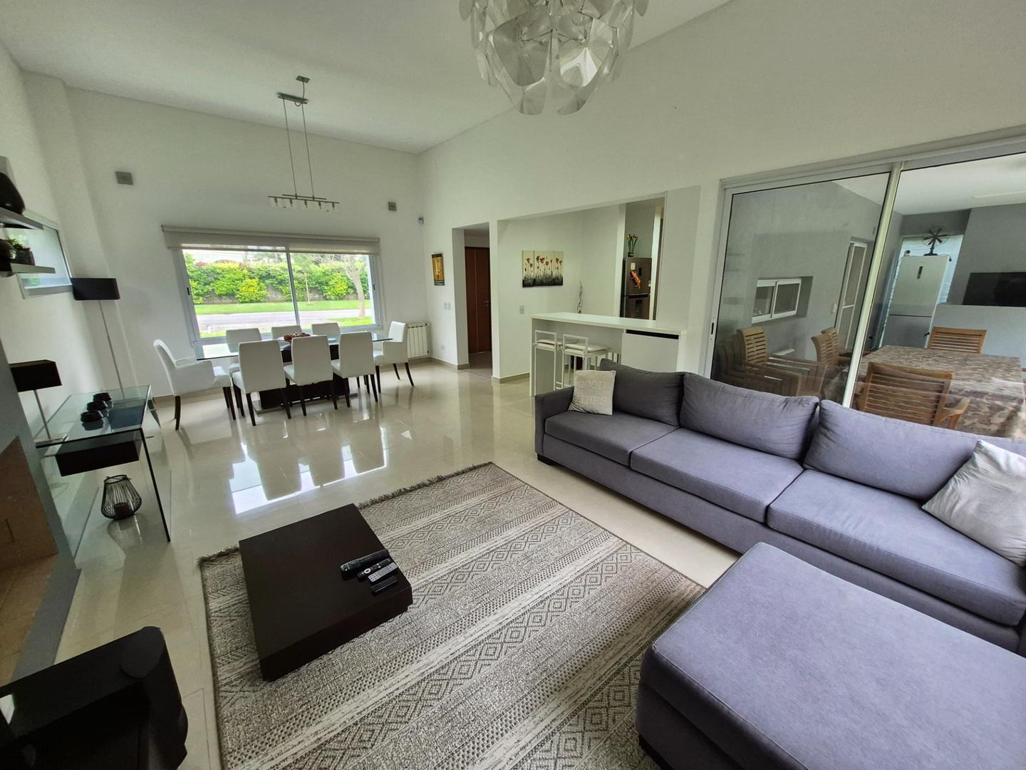 Foto de Venta casa 4 ambientes c/ piscina Apto Crédito Barrio Privad, imagen 4