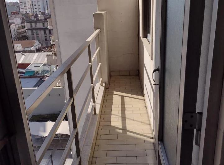 DÑO. ALQ. 2 AMB GRANDES, DORM, BALCÓN,COCINA, LAVA. Y 1 BÑO. Av CASEROS 3249 4