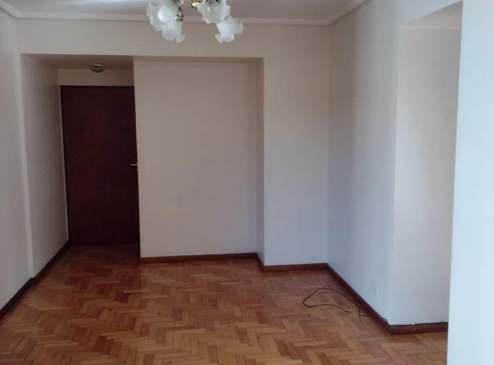 DÑO. ALQ. 2 AMB GRANDES, DORM, BALCÓN,COCINA, LAVA. Y 1 BÑO. Av CASEROS 3249 2