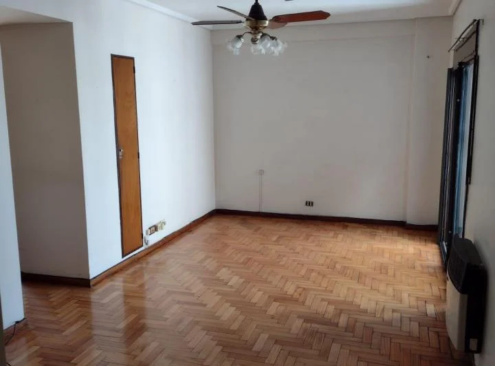 DÑO. ALQ. 2 AMB GRANDES, DORM, BALCÓN,COCINA, LAVA. Y 1 BÑO. Av CASEROS 3249 3