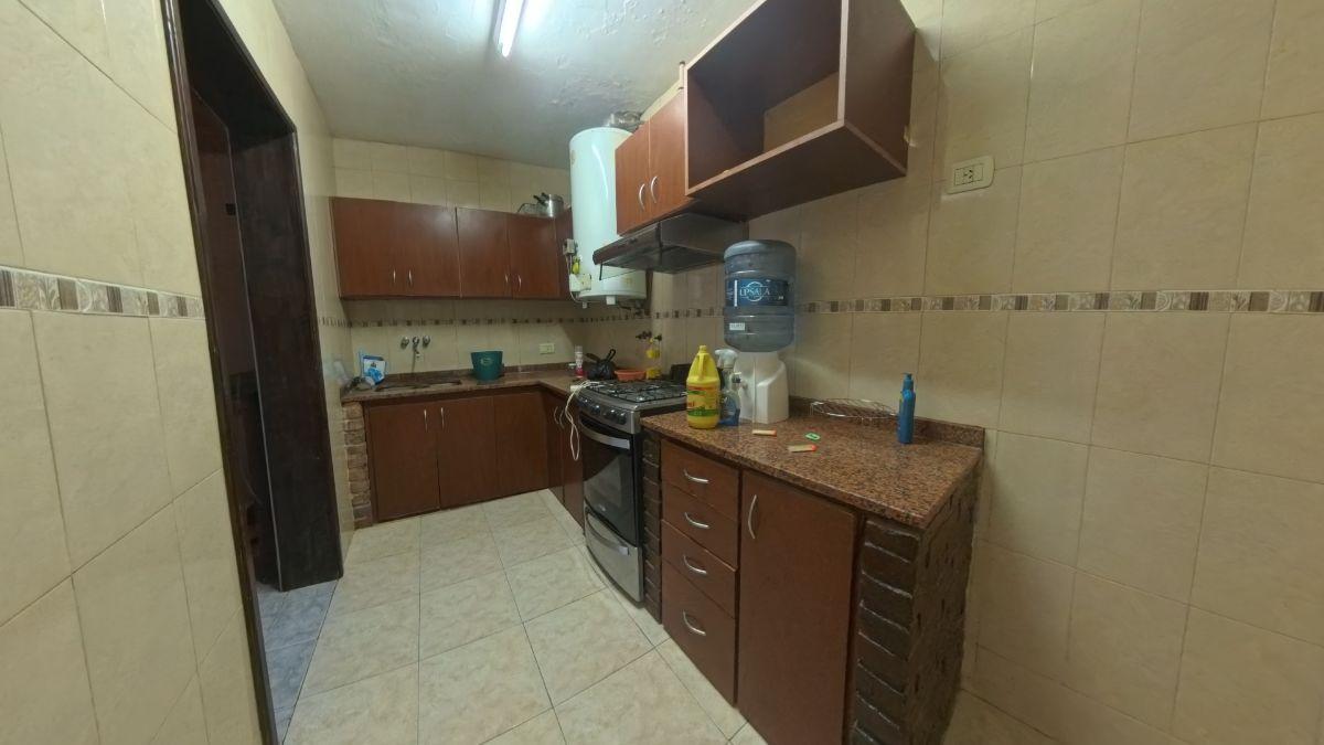 Foto de Casa de 4 dormitorios en venta sobre lote de esquina – Suipacha, imagen 3