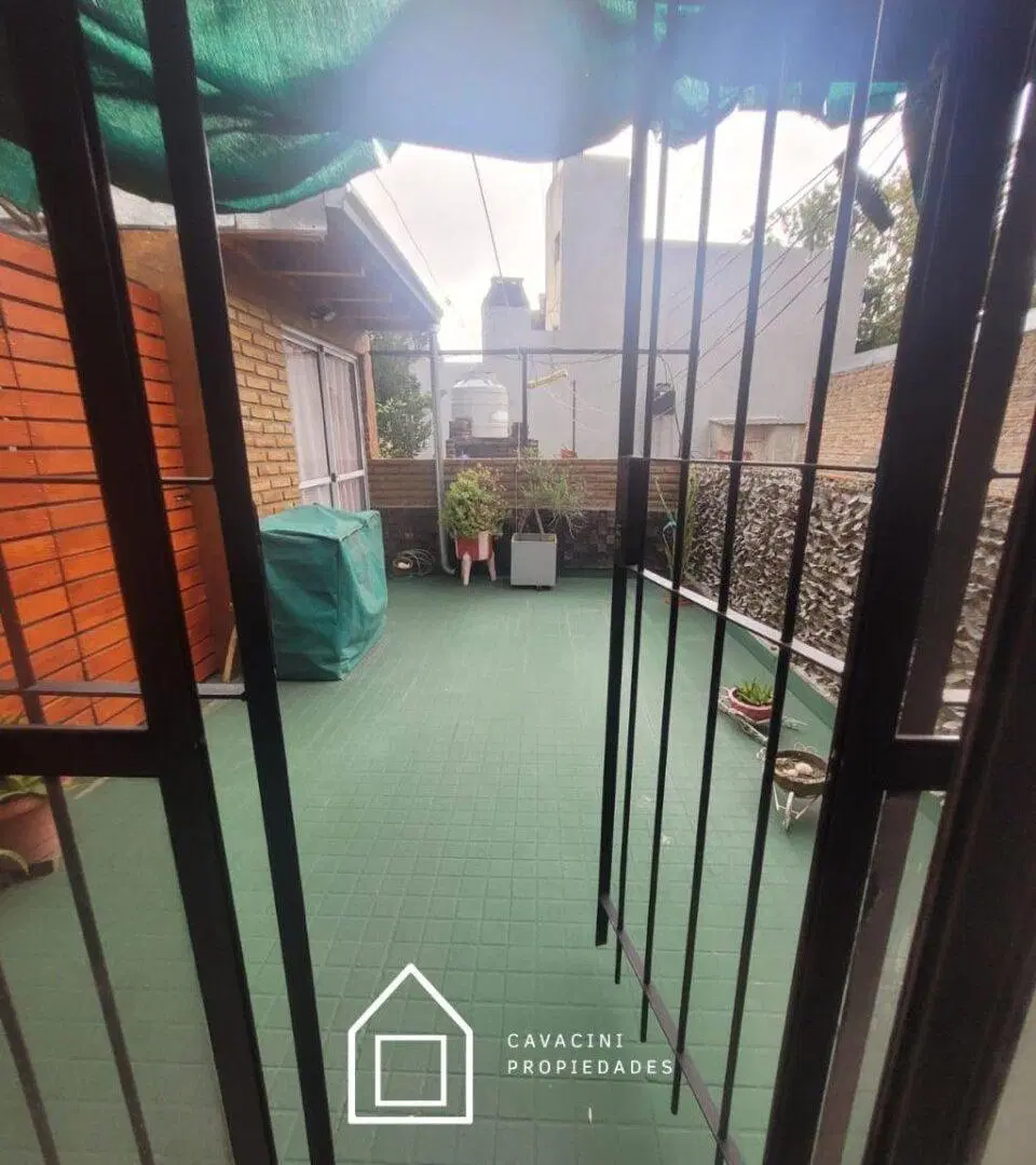 INMOBILIARIA VENDE CASA DE PASILLO EN ALSINA 2100 3