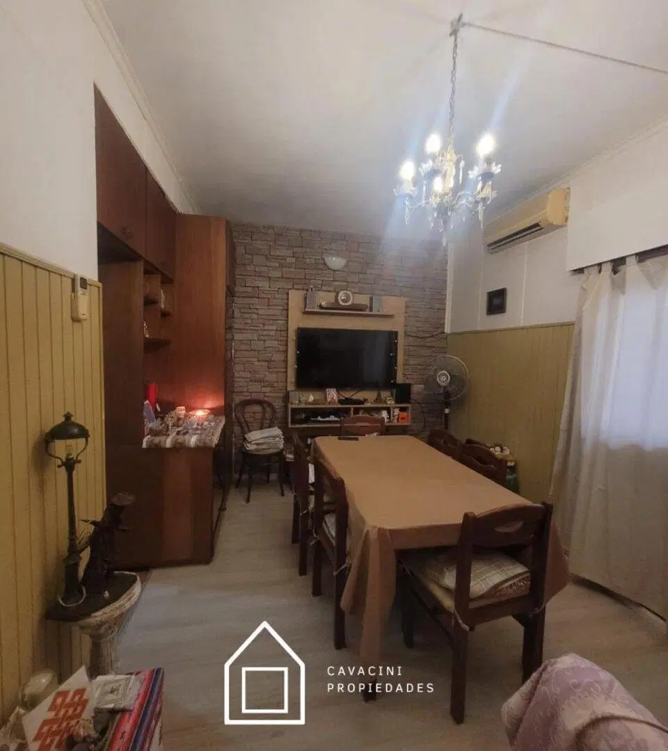 INMOBILIARIA VENDE CASA DE PASILLO EN ALSINA 2100 1