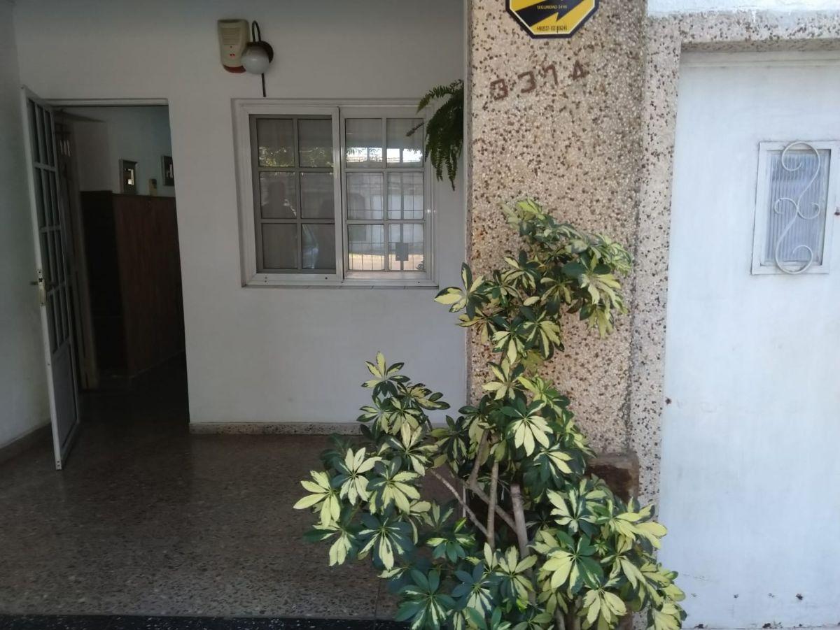 Casa Al Frente De 2 Dormitorios Con Patio Y Terraza