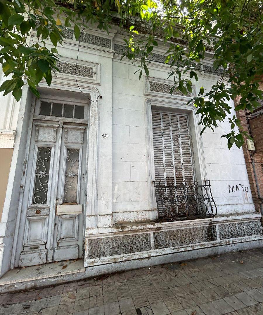 Alta Córdoba - Antonio del Viso a una cuadra de la plaza . Casa a reciclar o para demoler.