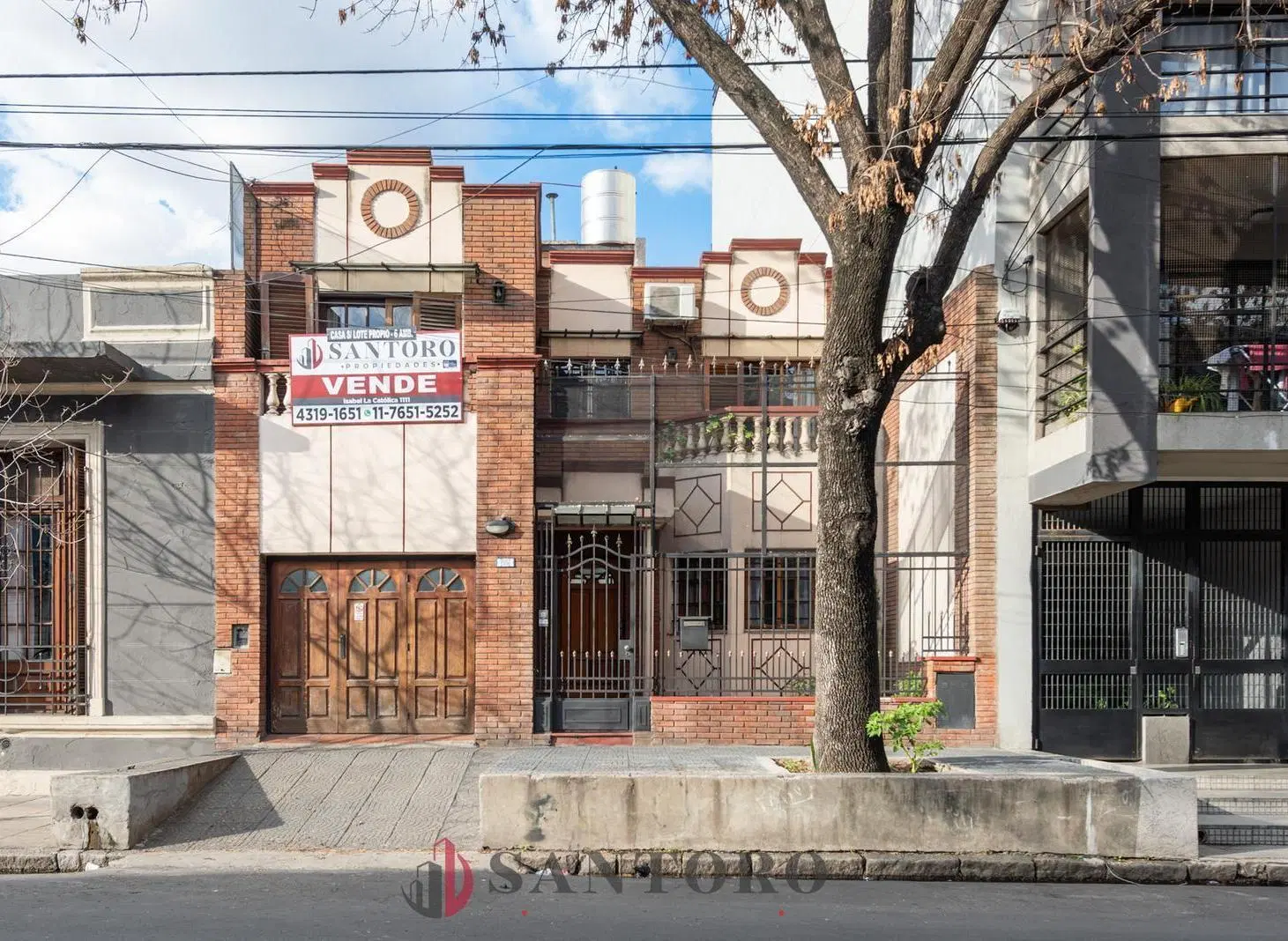 Casa 6 ambientes sobre lote propio. 5 dormitorios. Cochera, patio y terraza. Barracas 4