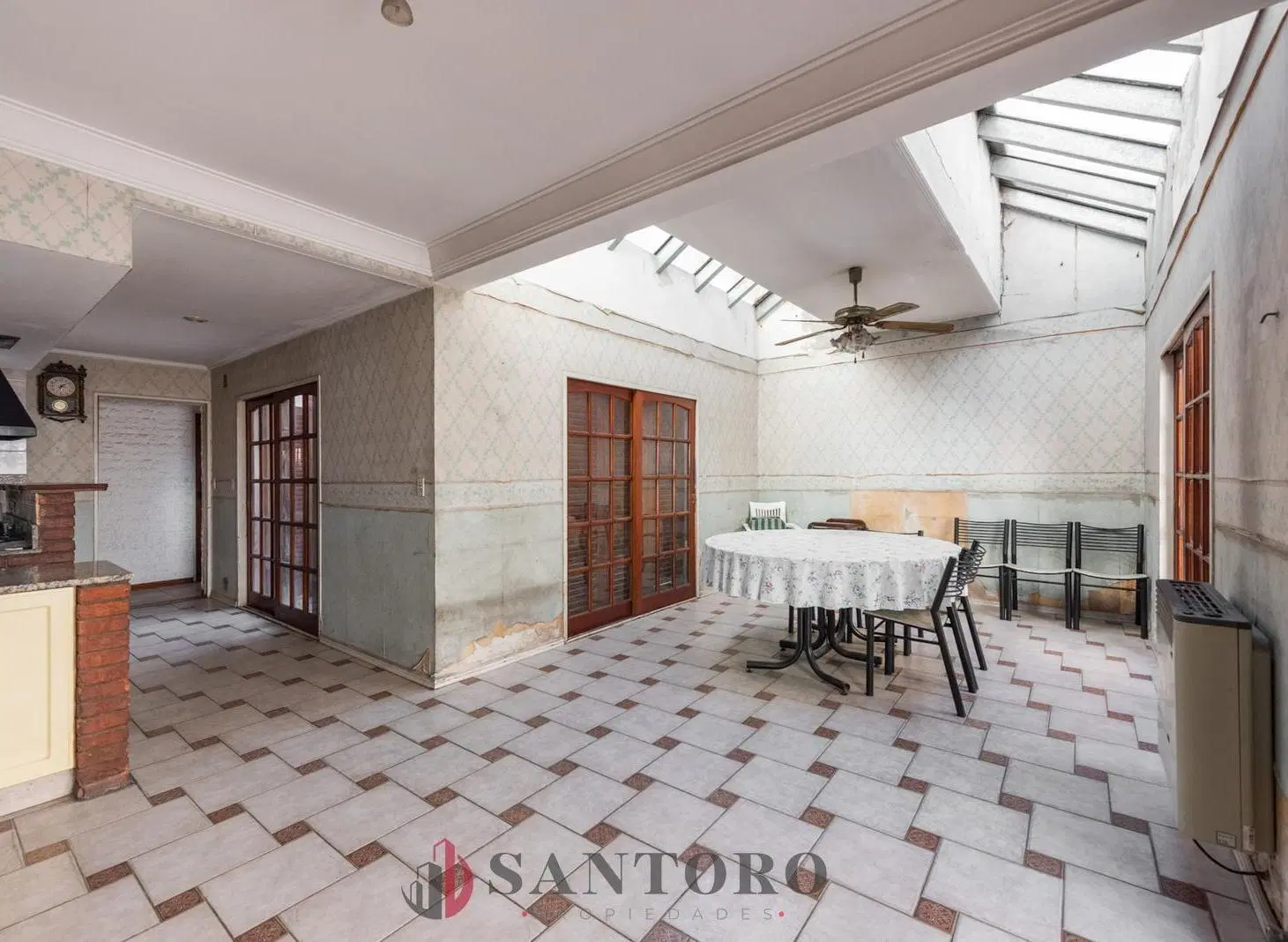 Casa 6 ambientes sobre lote propio. 5 dormitorios. Cochera, patio y terraza. Barracas 5