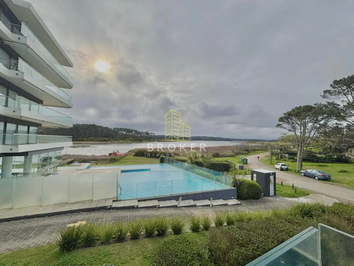 Venta apartamento 2 dormitorios punta del este mansa frente al mar parrillero 2