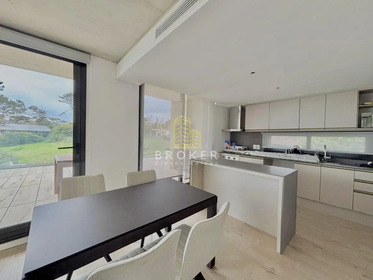 Venta apartamento 2 dormitorios punta del este mansa frente al mar parrillero 3
