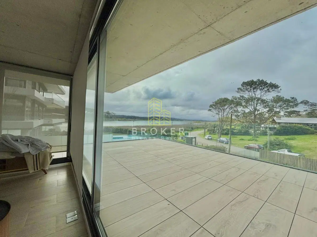 Venta apartamento 2 dormitorios punta del este mansa frente al mar parrillero 5