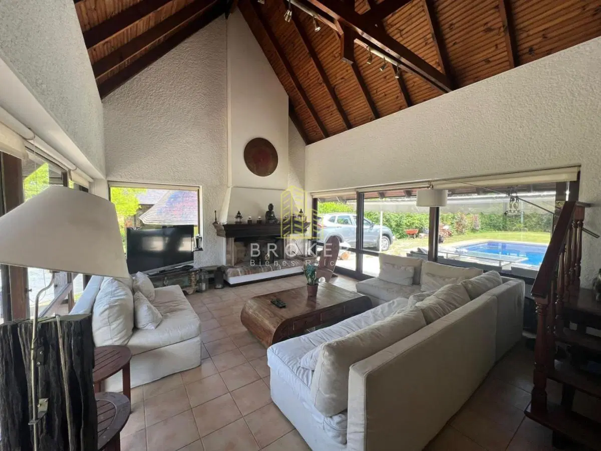Amplia casa con piscina y hermoso jardín en Barrio Lugano 2