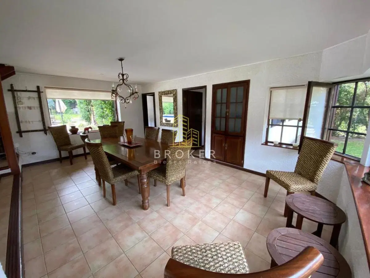 Amplia casa con piscina y hermoso jardín en Barrio Lugano 3