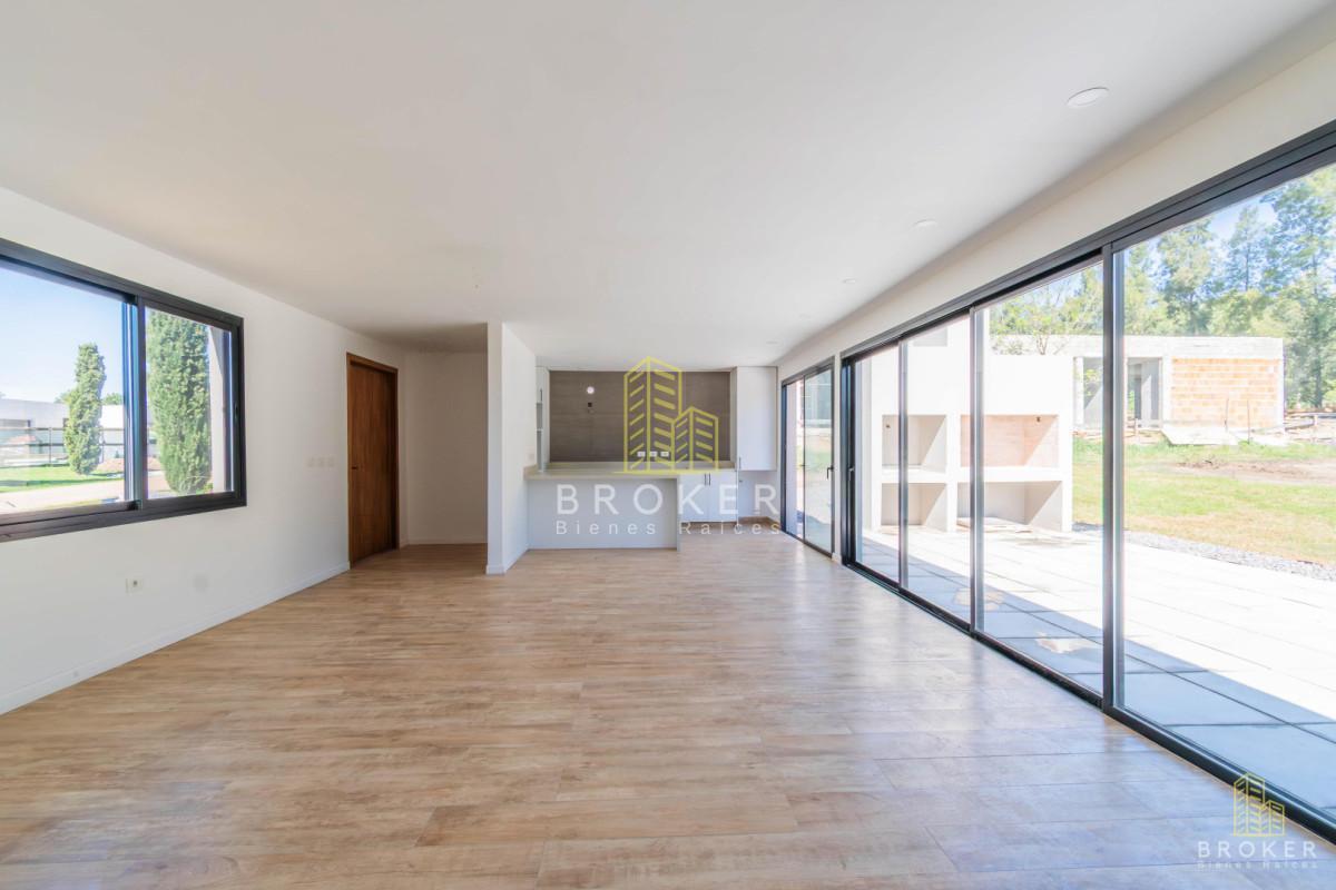 Foto de Venta Casa 4 dormitorios A ESTRENAR Cumbres de Carrasco Barrio Privado, imagen 1