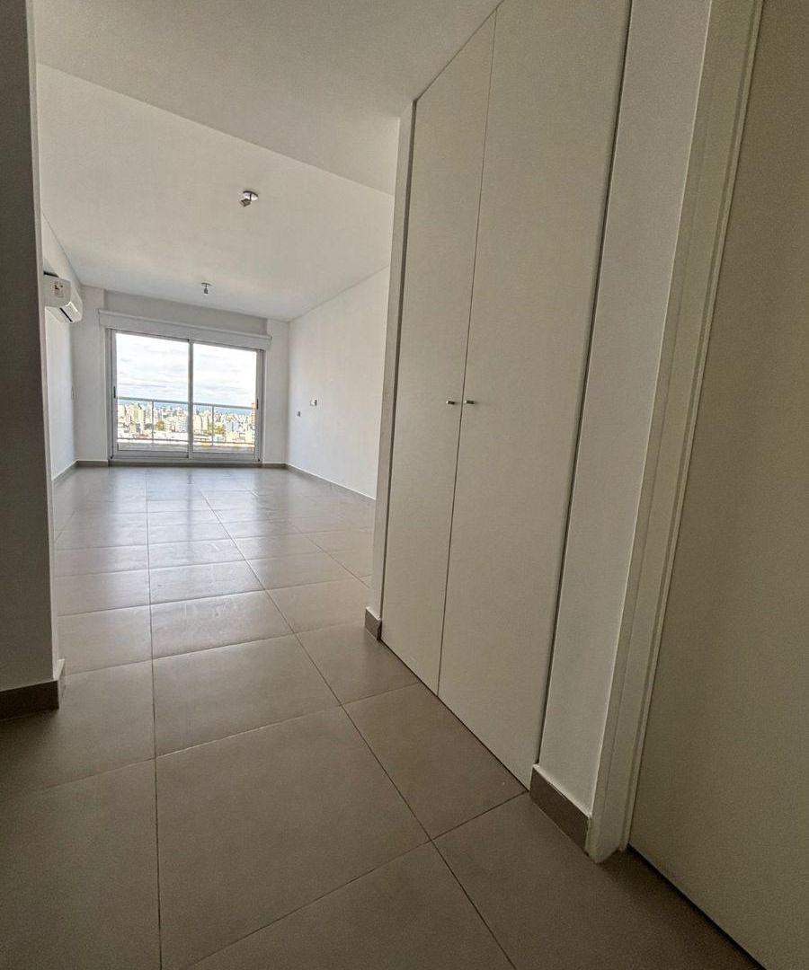 Alquiler Departamento de 1 ambiente con balcón y amenities, un country a metros del subte