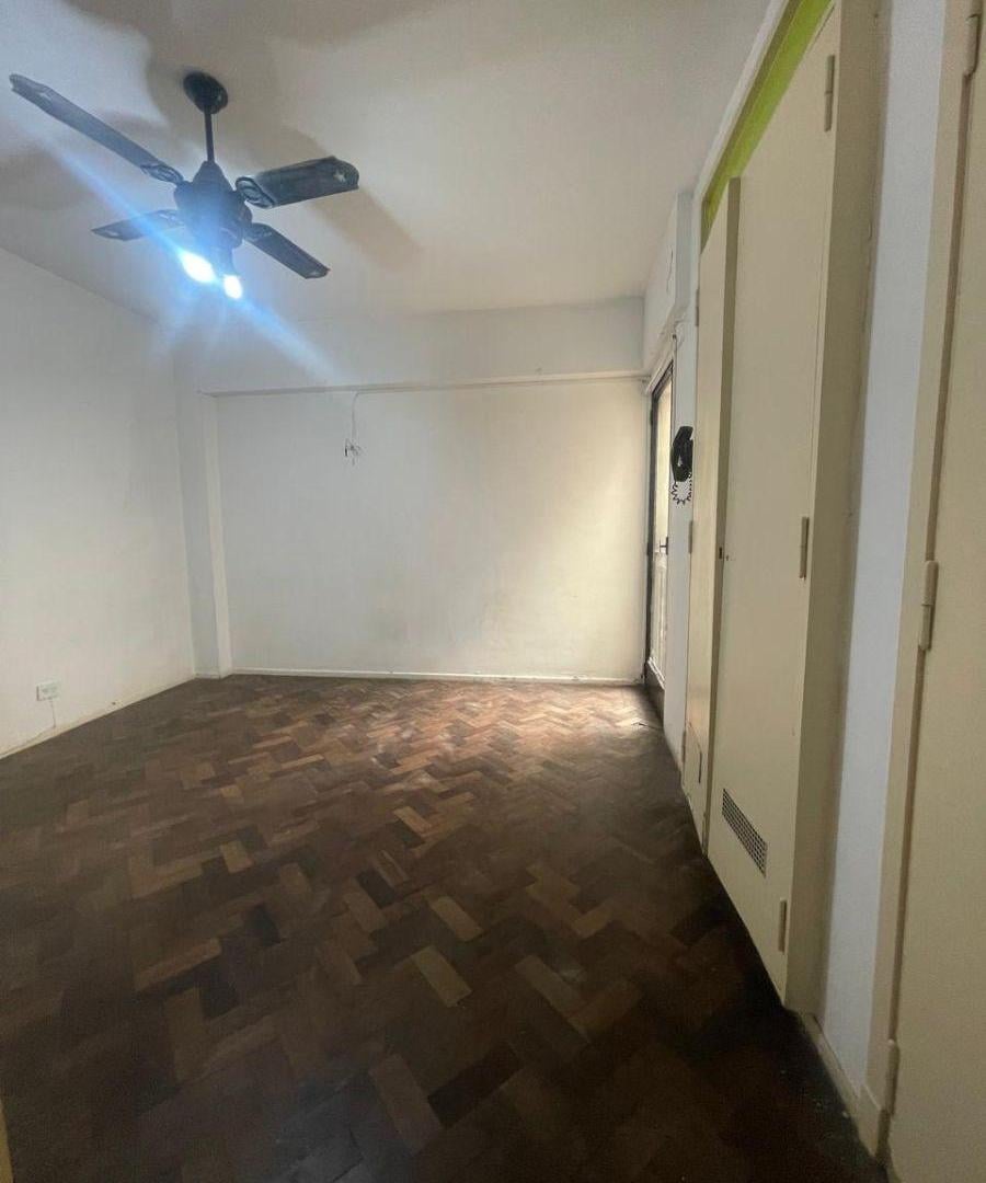MONOAMBIENTE CON KITCHENETTE Y BALCON FRANCÉS EN ALMAGRO. OPORTUNIDAD!