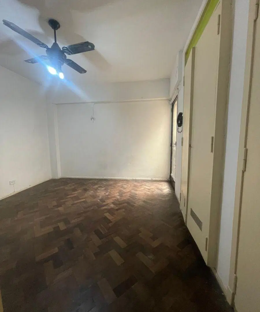 MONOAMBIENTE CON KITCHENETTE Y BALCON FRANCÉS EN ALMAGRO. OPORTUNIDAD! 2