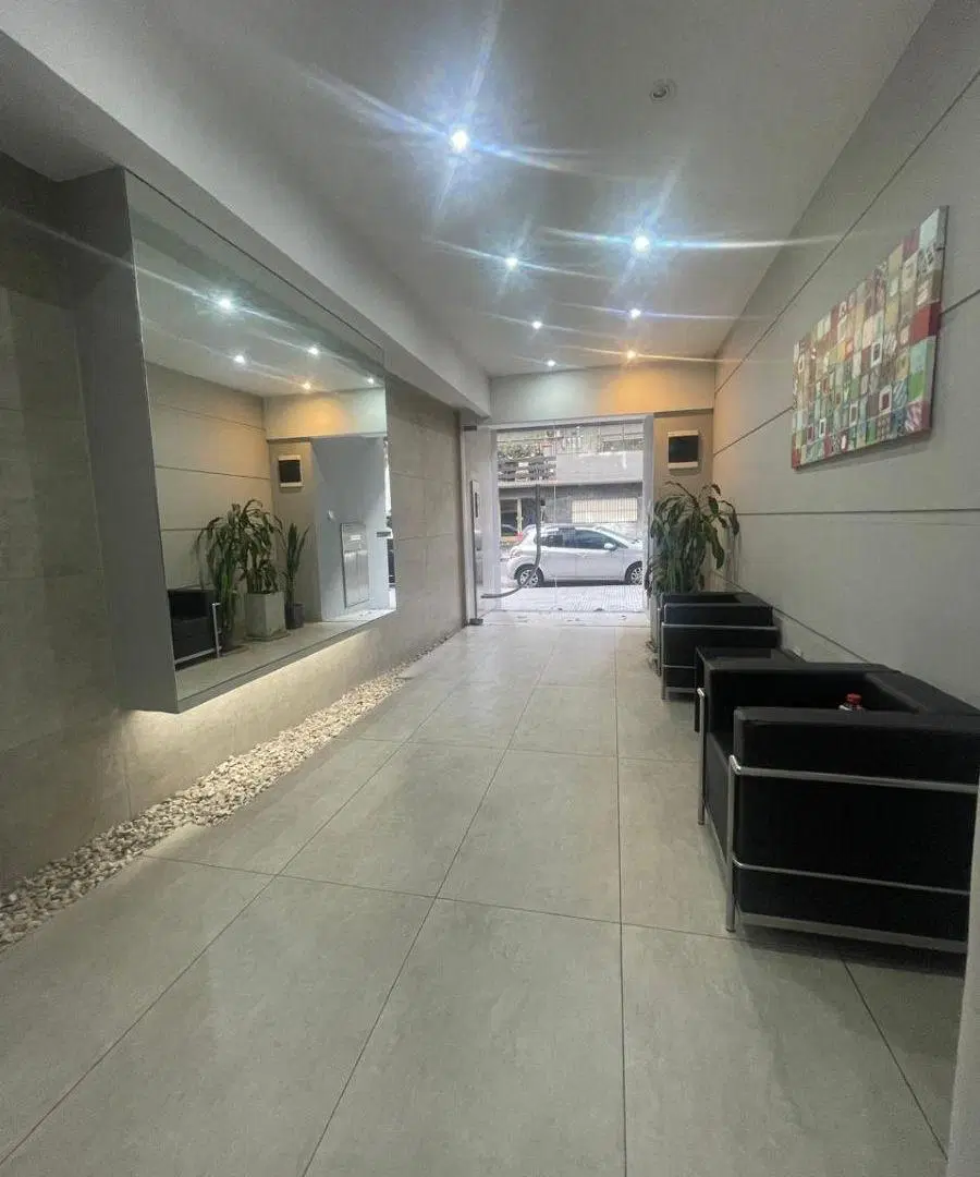 Monoambiente de 32,56 m2 muy luminoso con balcón al frente. Apto profesional. 2
