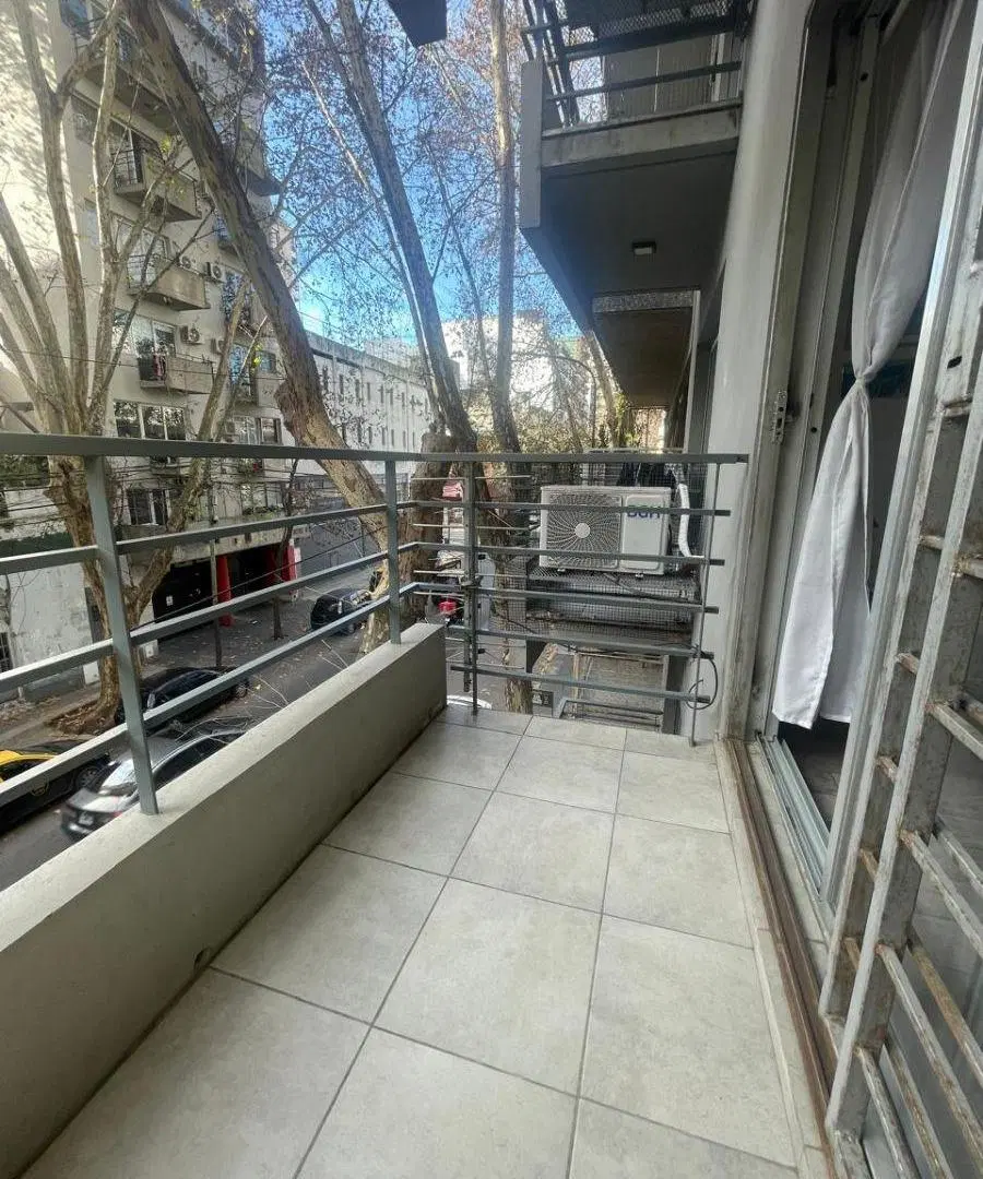 Monoambiente de 32,56 m2 muy luminoso con balcón al frente. Apto profesional. 8