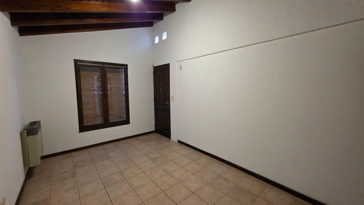 Casa en alquiler en Maipú — 2 dormitorios, patio parquizado y cochera pasante 2