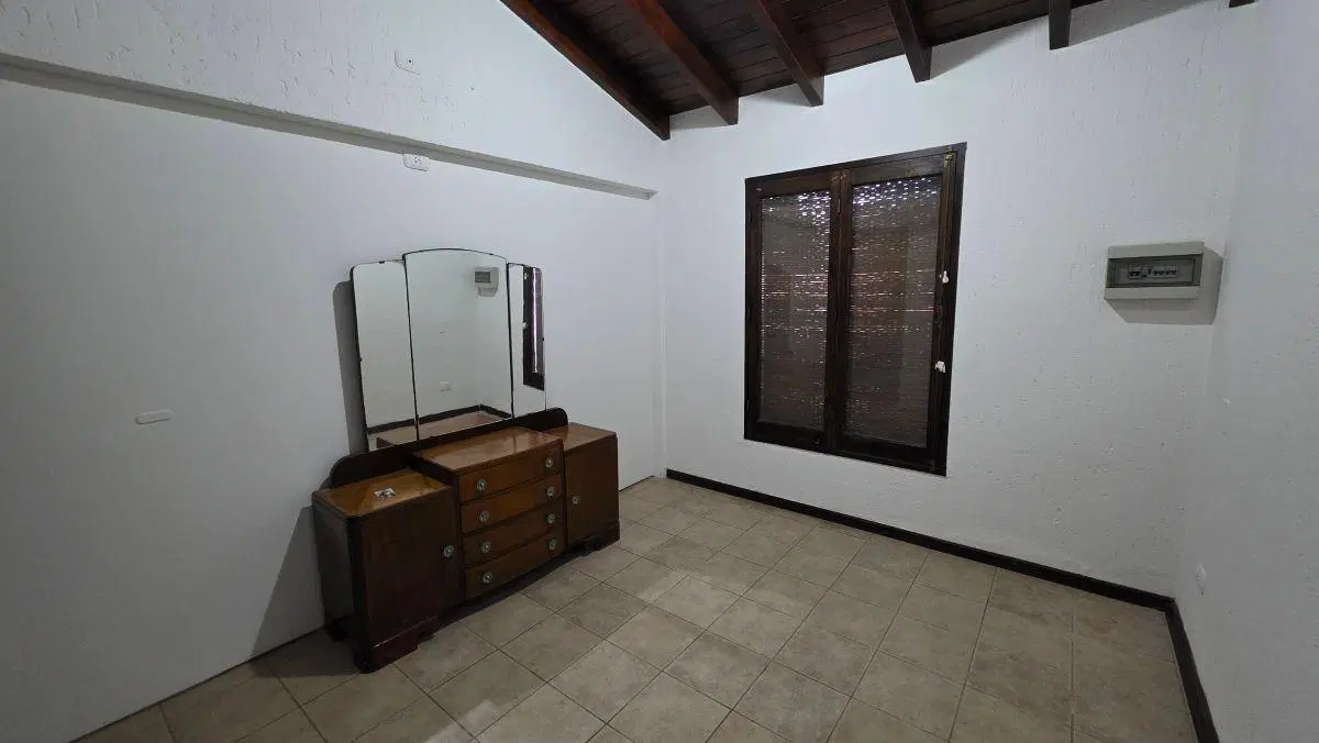 Casa en alquiler en Maipú — 2 dormitorios, patio parquizado y cochera pasante 3