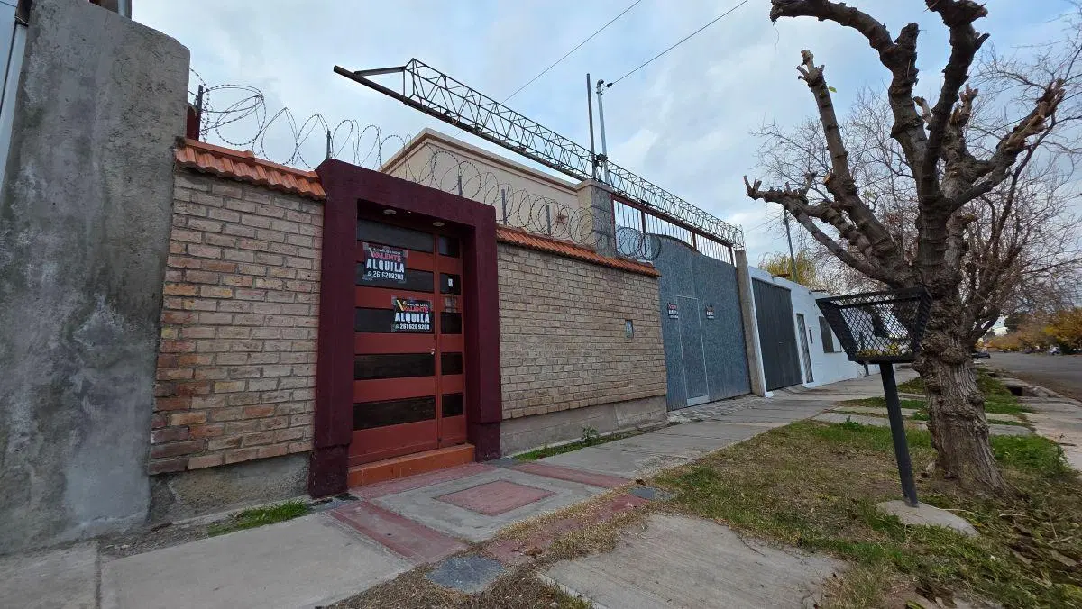 Casa en alquiler en Maipú — 2 dormitorios, patio parquizado y cochera pasante 4