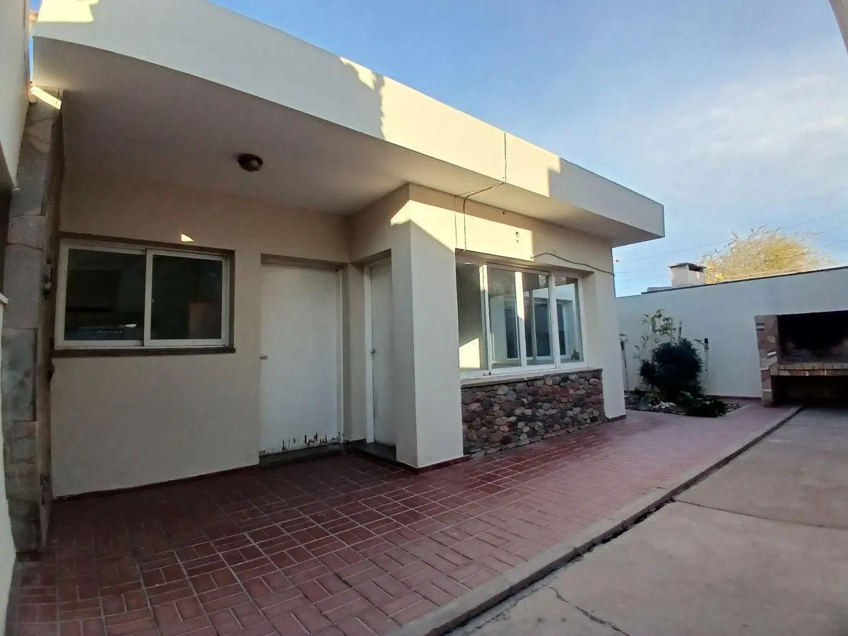 Casa en Alquiler Interna 3 Dormitorios - Excelente Ubicación a 1 Cuadra de la Plaza de Maipú 2