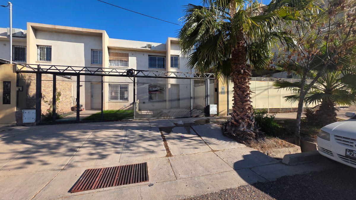 Foto de Alquiler Hermoso Departamento Dúplex 2 dormitorios y patio en Maipú, imagen 1