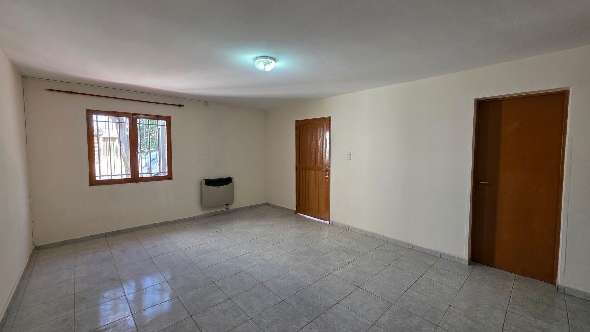 Foto de Casa de 4 dormitorios en alquiler en Barrio San Eduardo, Luzuriaga, imagen 2