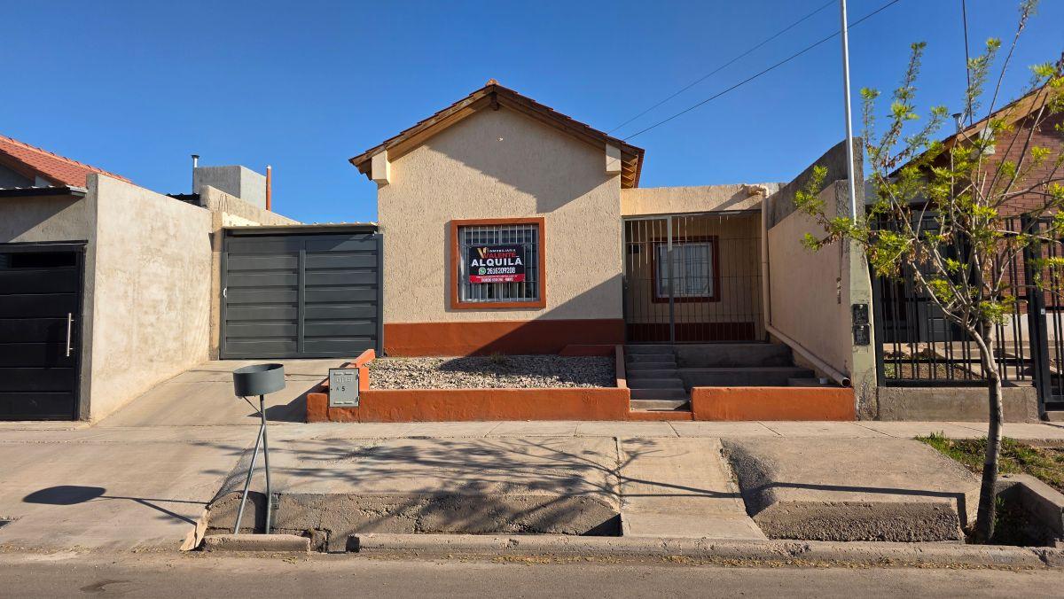 Foto de Impecable Casa de 3 Dorm. en B° Natania 47, Luzuriaga - Maipú, imagen 1