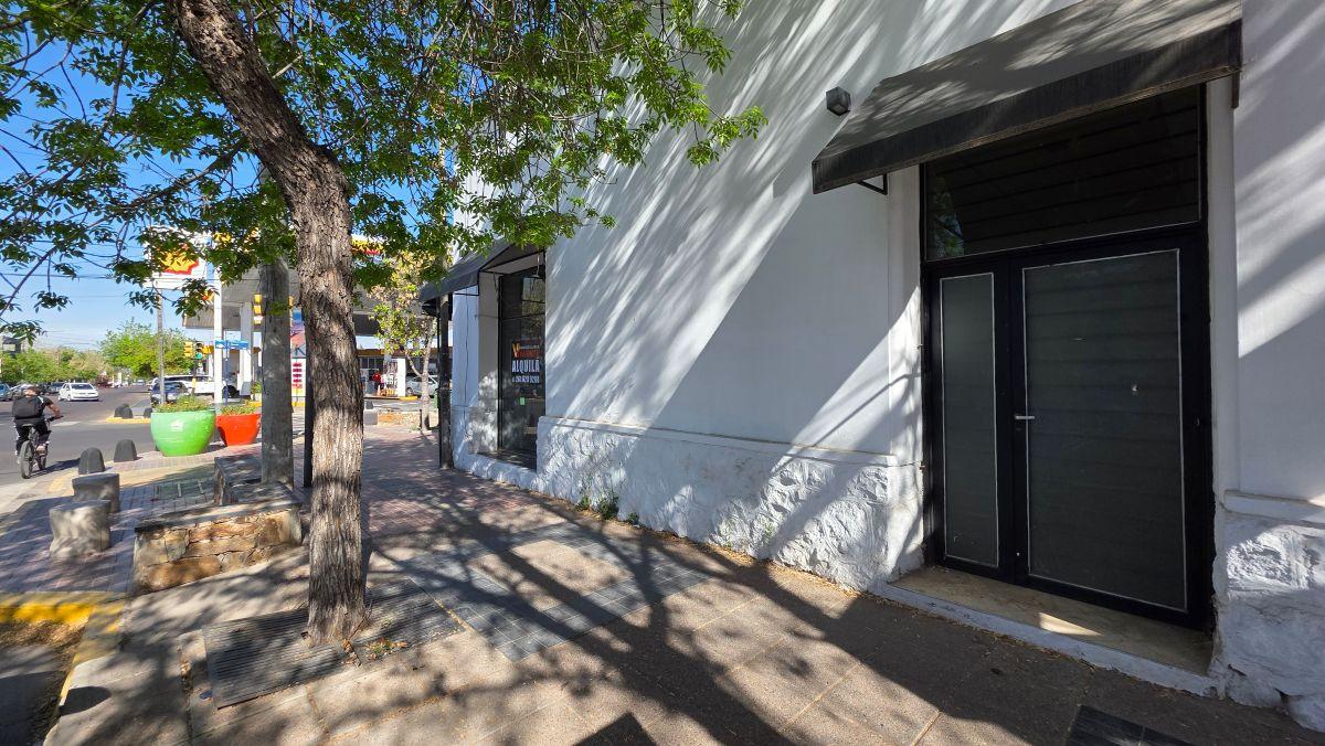 Foto de Excelente salón en Alquiler en importante esquina de Maipú, imagen 2