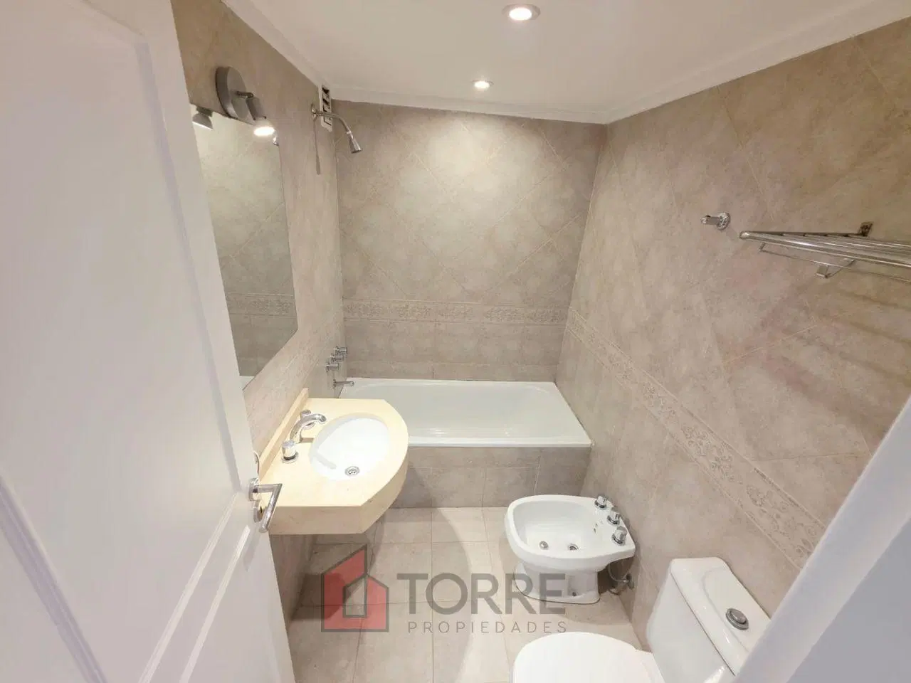 Elegante departamento 4 ambientes en alquiler en edificio con amenities y seguridad por Totem 5