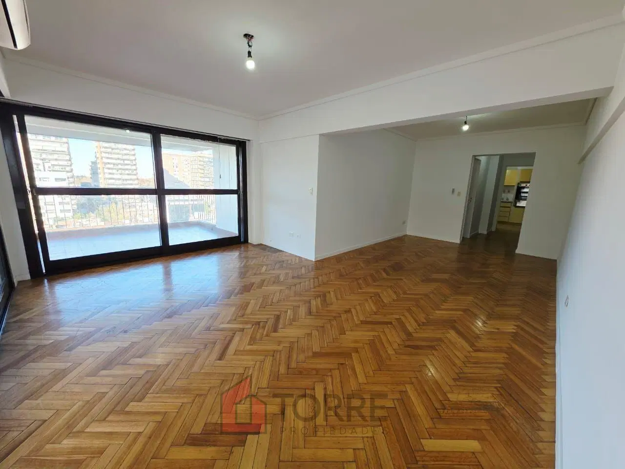 Hermoso departamento en alquiler con balcón aterrazado y cochera fija en pleno Martínez 2