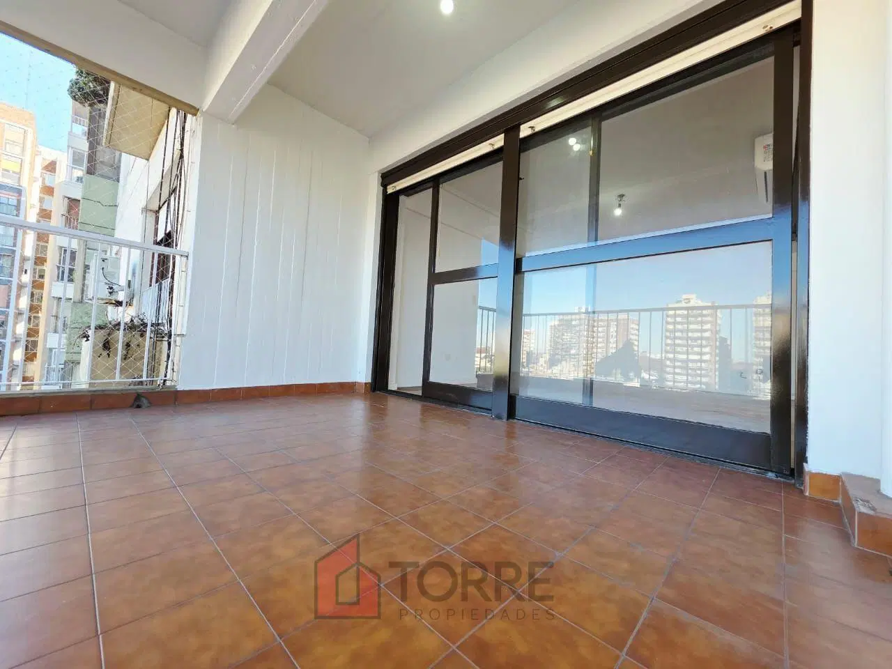 Hermoso departamento en alquiler con balcón aterrazado y cochera fija en pleno Martínez 5