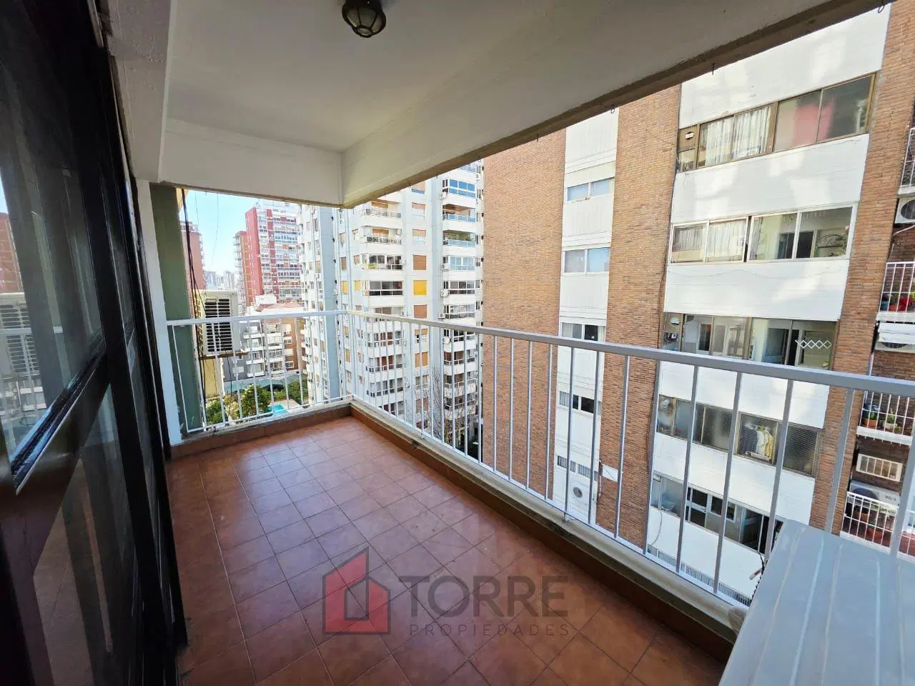 Hermoso departamento en alquiler con balcón aterrazado y cochera fija en pleno Martínez 3