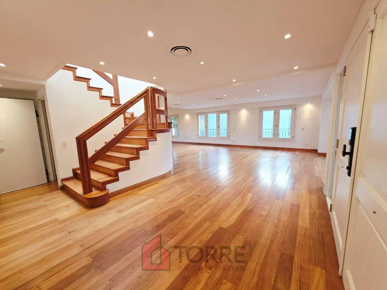 Elegante casa en alquiler en zona residencial de Martínez 2