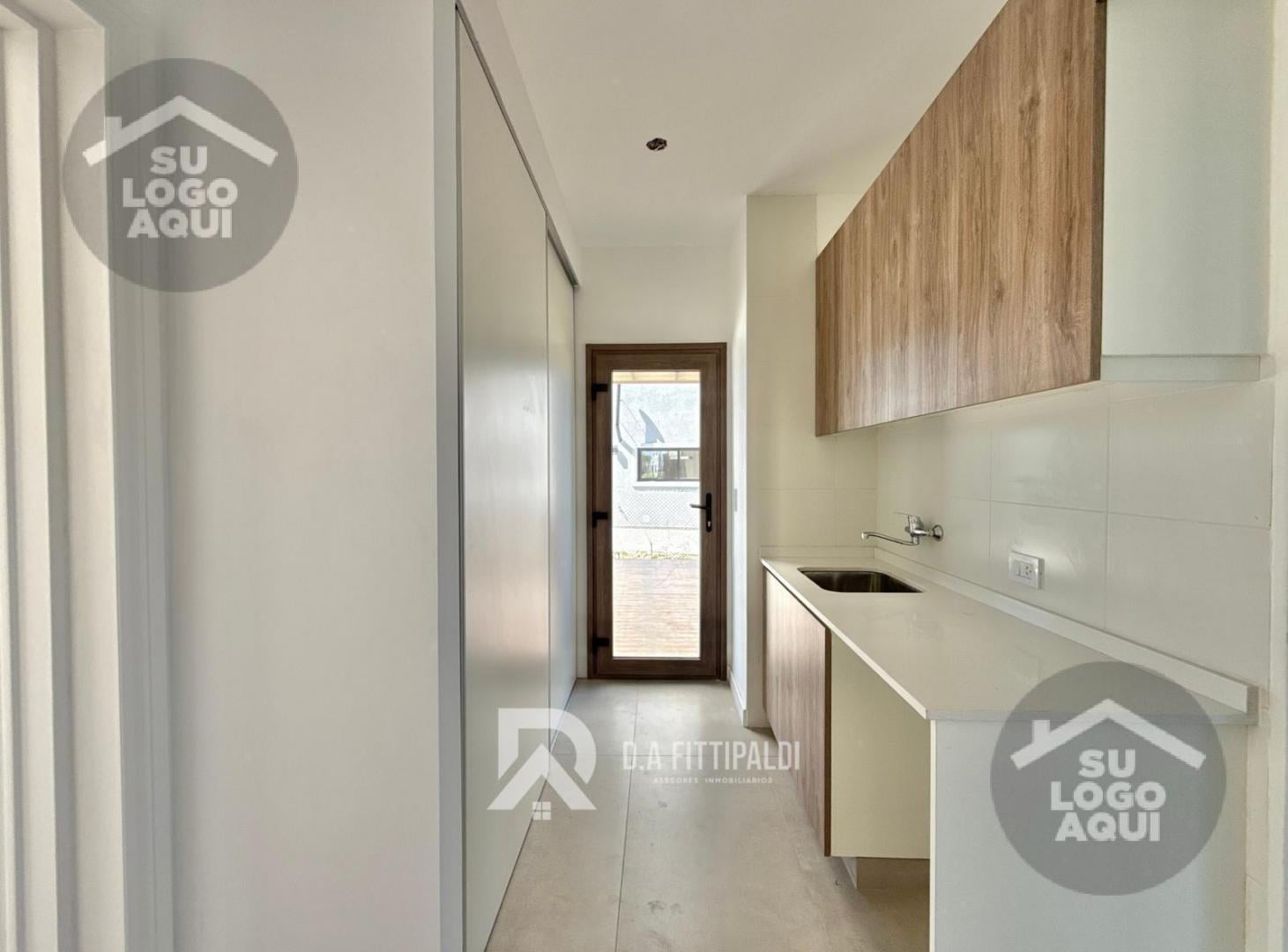 Foto de Casa en venta 6 ambientes galeria pileta parrilla barrio Santa Ana, imagen 3