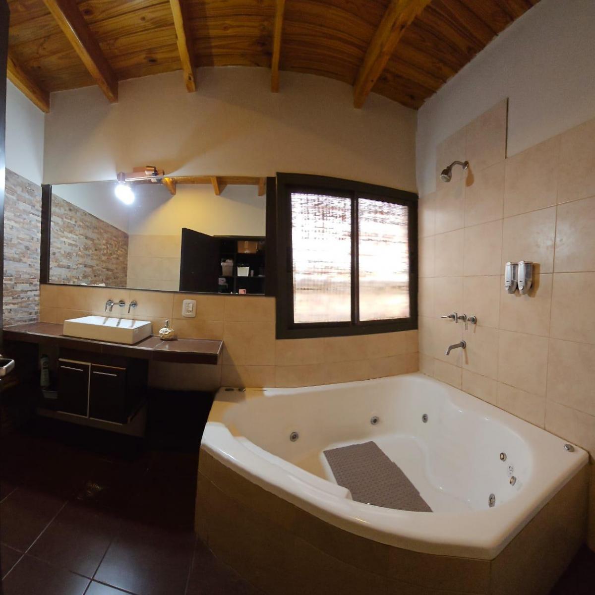 Hermosa Casa en Zona Residencial y Tranquila de Chacras de Coria 4