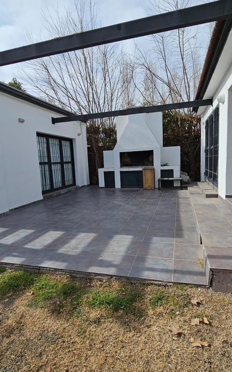 Hermosa Casa en Zona Residencial y Tranquila de Chacras de Coria 2