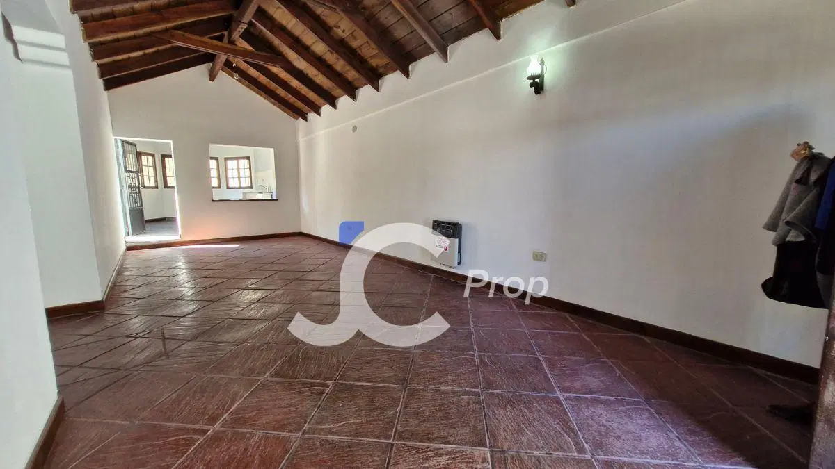HERMOSA CASA EN VENTA EN TRES CERRITOS M2 TOTALES 330 CON JARDIN Y QUINCHO 4