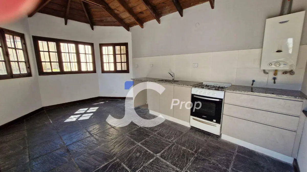 HERMOSA CASA EN VENTA EN TRES CERRITOS M2 TOTALES 330 CON JARDIN Y QUINCHO 5