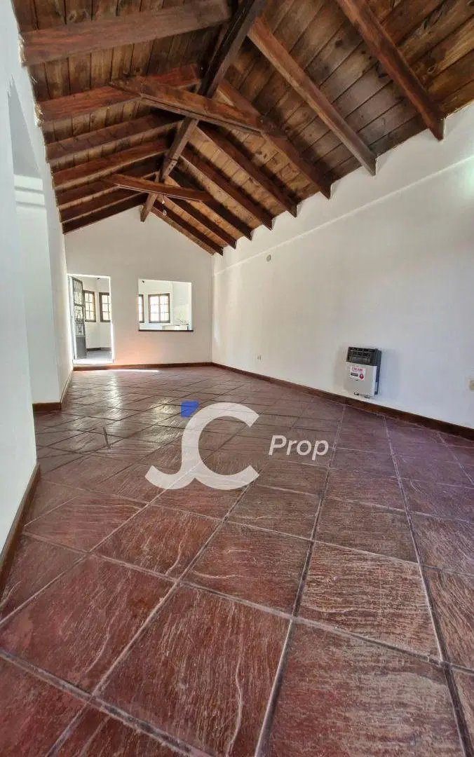 HERMOSA CASA EN VENTA EN TRES CERRITOS M2 TOTALES 330 CON JARDIN Y QUINCHO 2